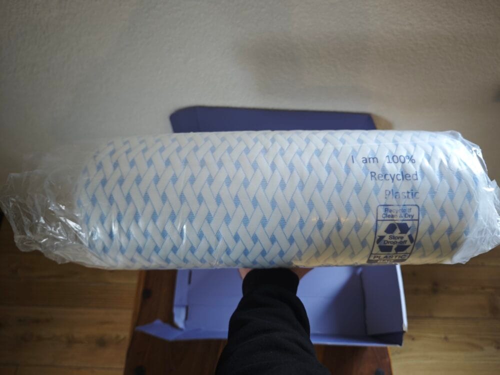 Jeg holder NapPillow som stadig er pakket ind