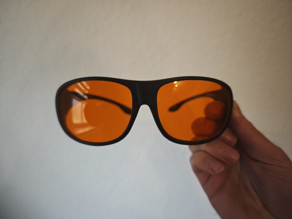 Jeg står med MelaMedic søvnbriller i hånden