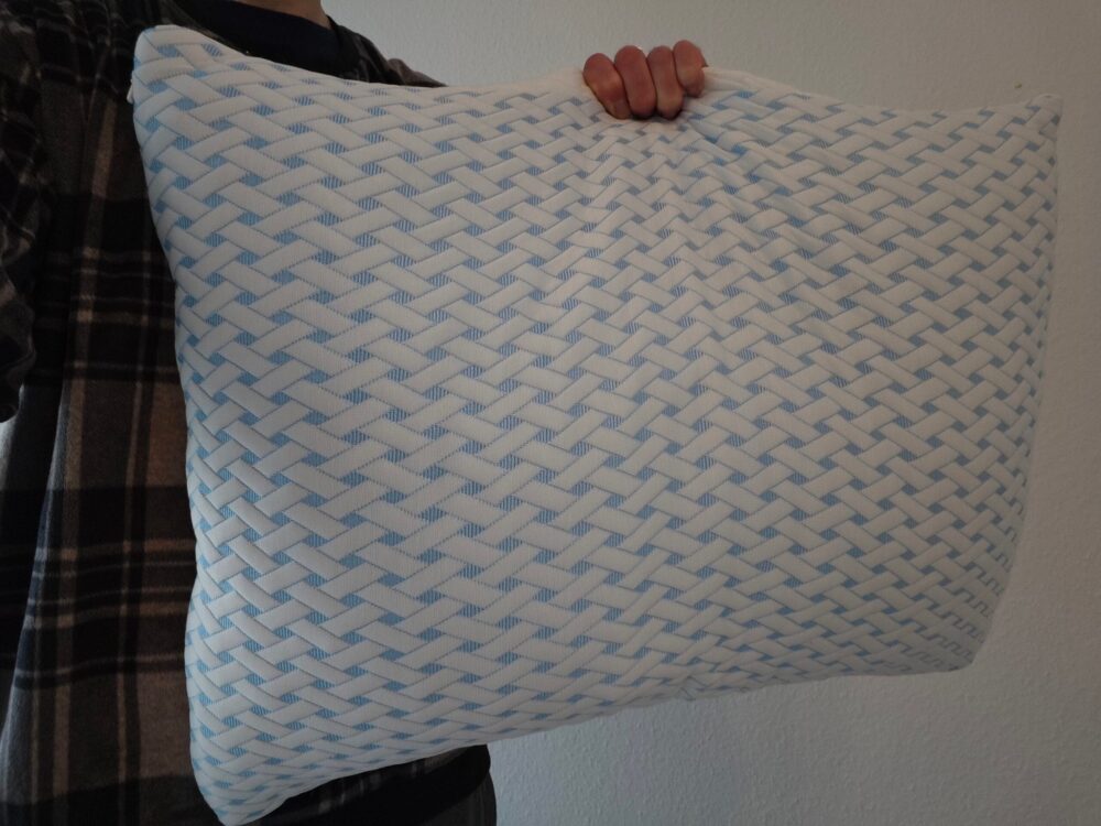 Jeg står med NapPillow hovedpuden i hånden