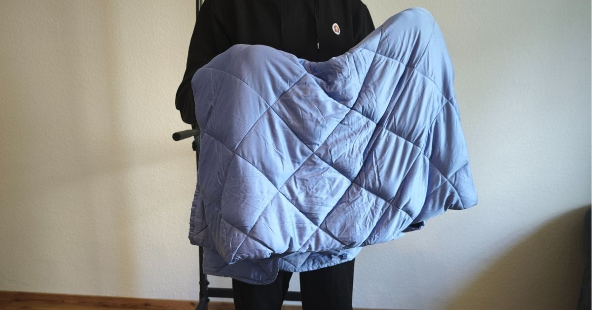 Jeg står med TheNap tyngdedyne i hænderne klar til test