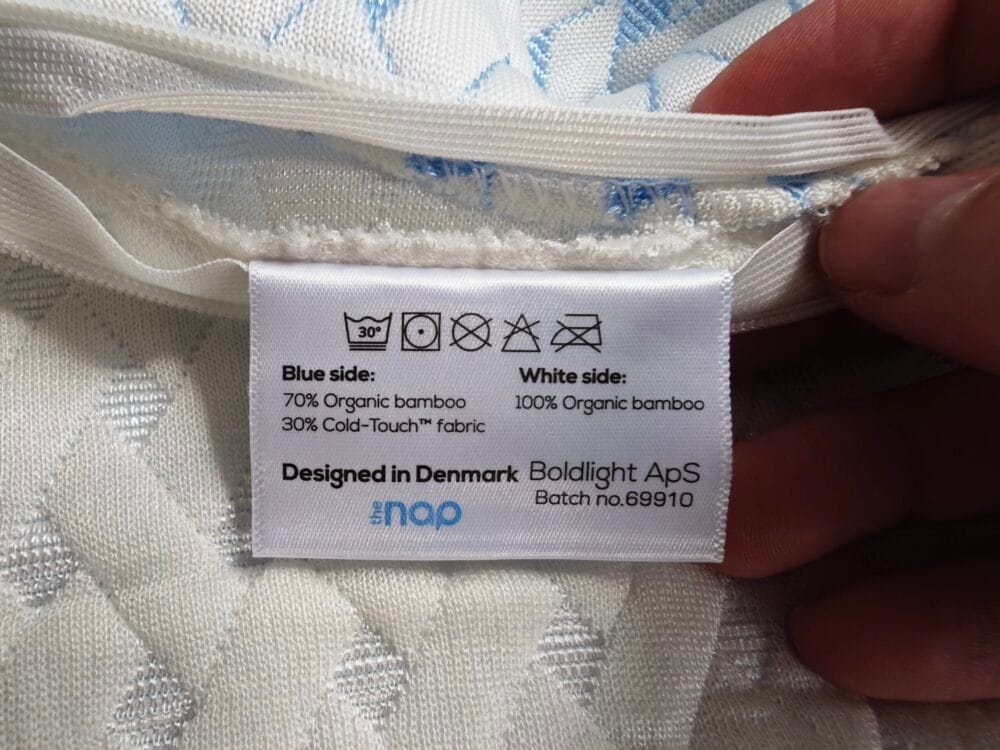 NapPillow label med materialer og vaskeanvisninger