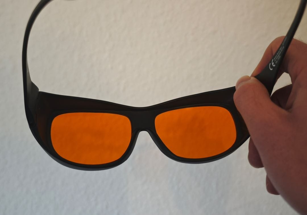 Ser igennem brillerne som blokerer det blå lys