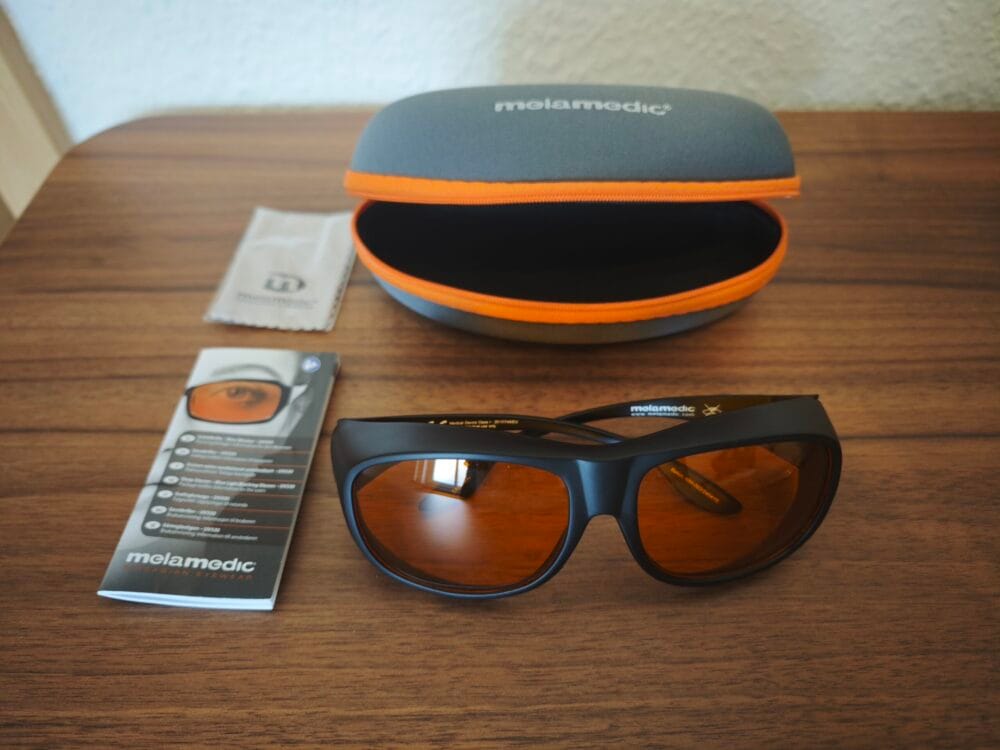 Søvnbriller med alt tilbehør pakket ud